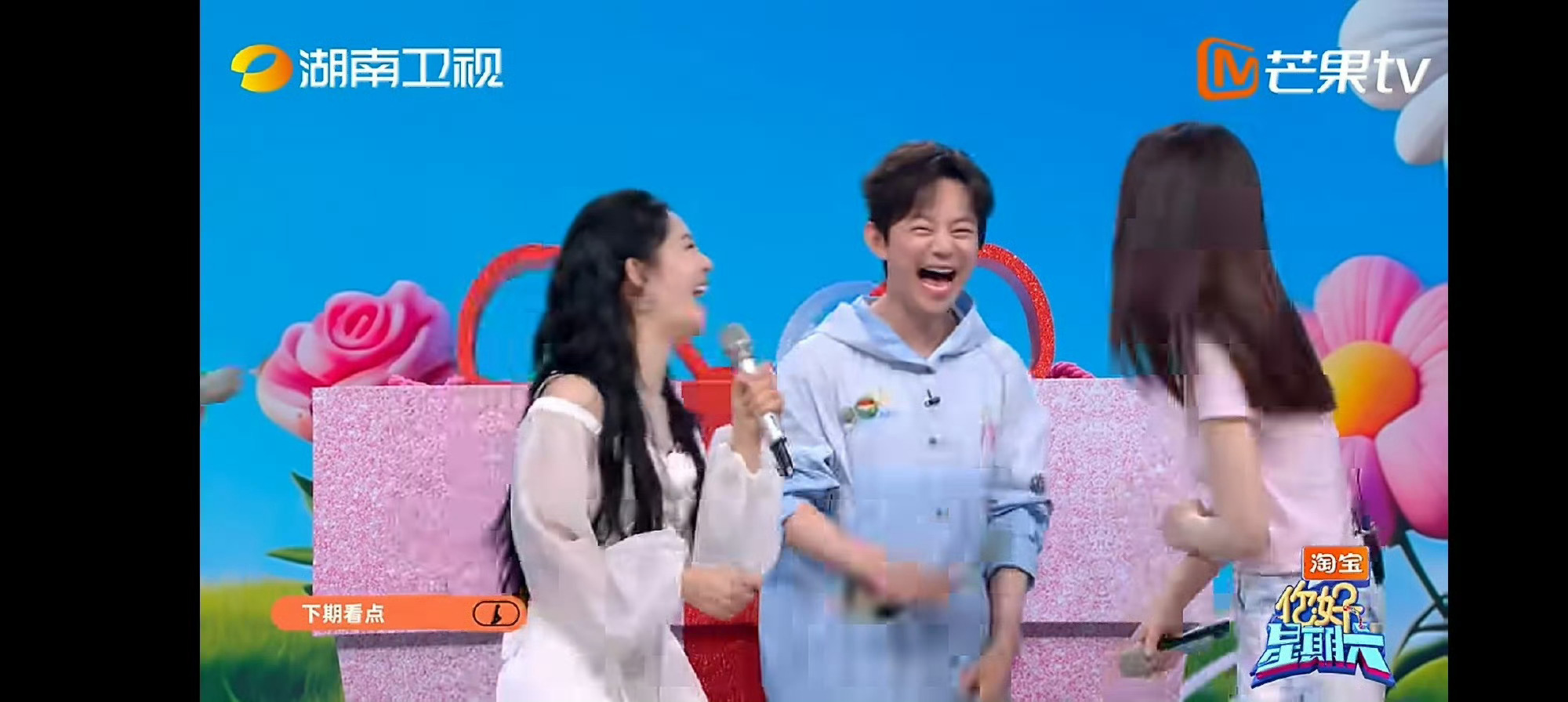 何炅谢娜李小冉老友相聚好羡慕这种友谊！十几年如一日，互相陪伴！何炅谢娜李小冉你们