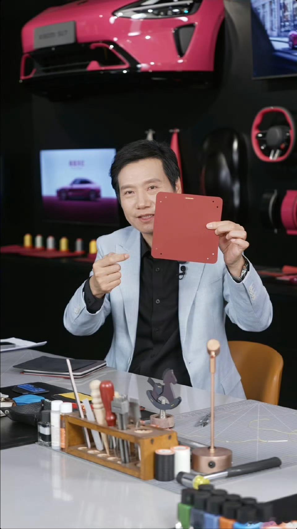 其他车企老总估计已经陪家人出去度假旅游了！雷军在小年夜还在直播讲解小米汽车，千亿