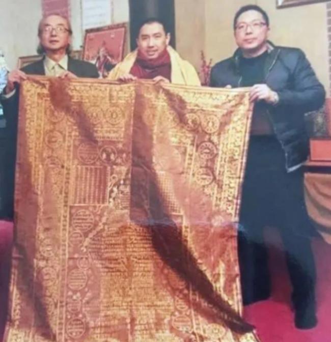 2005年，一件旧袈裟在北京拍卖，却无人问津，一男子觉得蹊跷，花9万买下。回家后