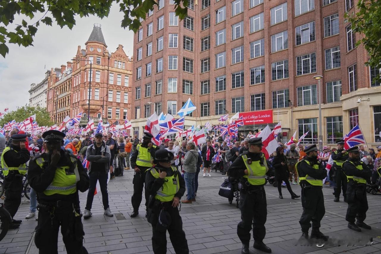 【在英国首都，442 人在支持巴勒斯坦的集会上被捕】
伦敦时间2025年10月4