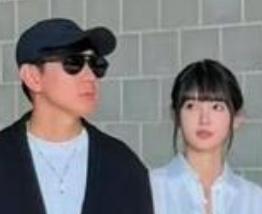 根据多家媒体报道，林俊杰在2026年7月20日携女友“七七”现身美国，观看了“美