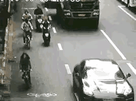 这一幕太惊险了，赶着去投胎，害人害己！

大家仔细看这个视频，后面骑车女子，想超