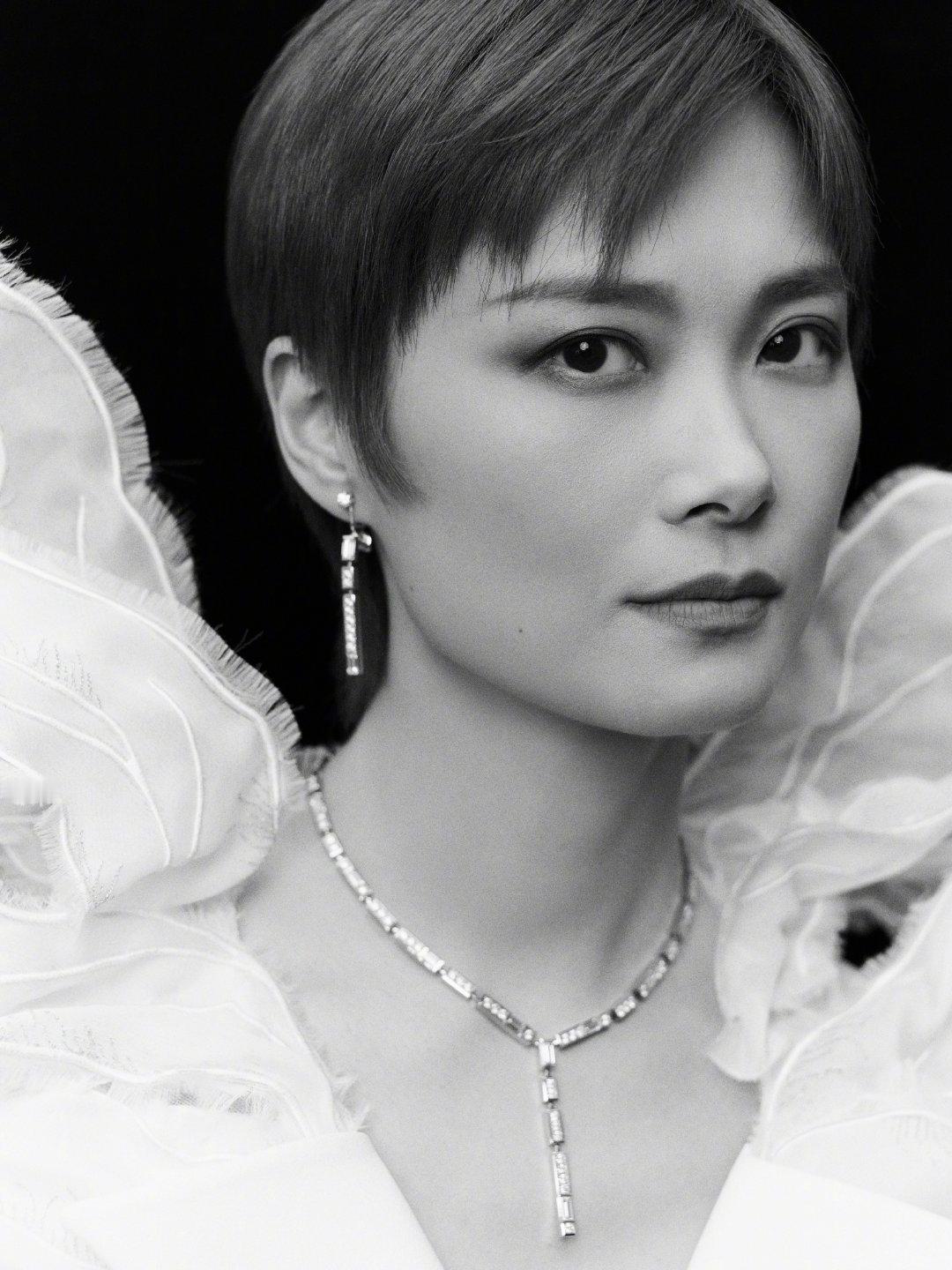 李宇春和机器人跳无价之姐李宇春解锁机器人新搭档！山东春晚《无价之姐》全新改编，机