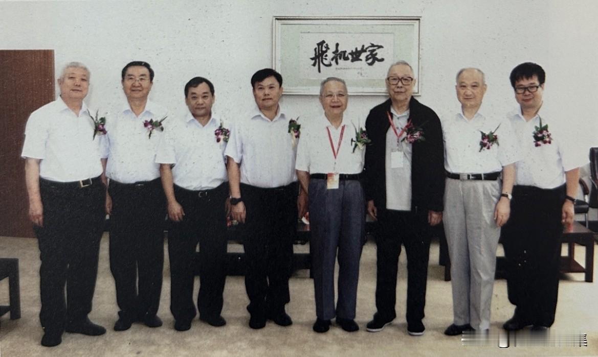 顾诵芬非常注重航空科研人才的培养，他带领的团队走出了一批人才，可谓是桃李满天下。
