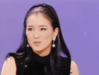 巩俐这个形象设计特别好，优雅气质扑面而来。1996年巩俐她就穿得这么高级，五官端