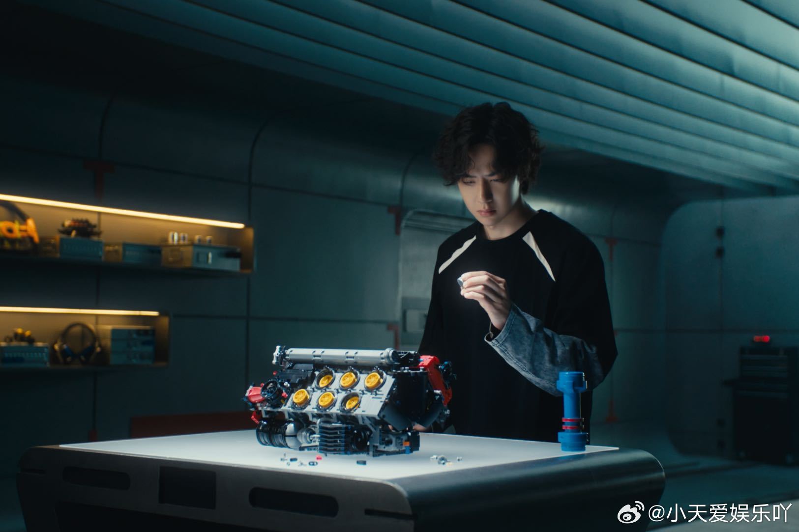 王一博把摩托捧在手心 反复回看官宣短片，最喜欢捧着乐高摩托这一幕。赛道上飞驰的机