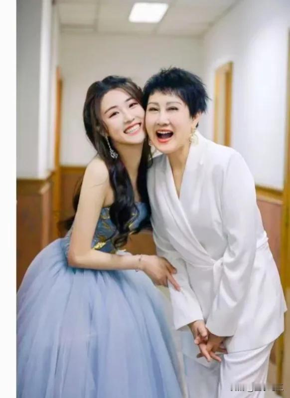 张凯丽重阳节与美女合照，精神饱满，笑容满面，气质儒雅，脸上没有一点岁月的痕迹，真