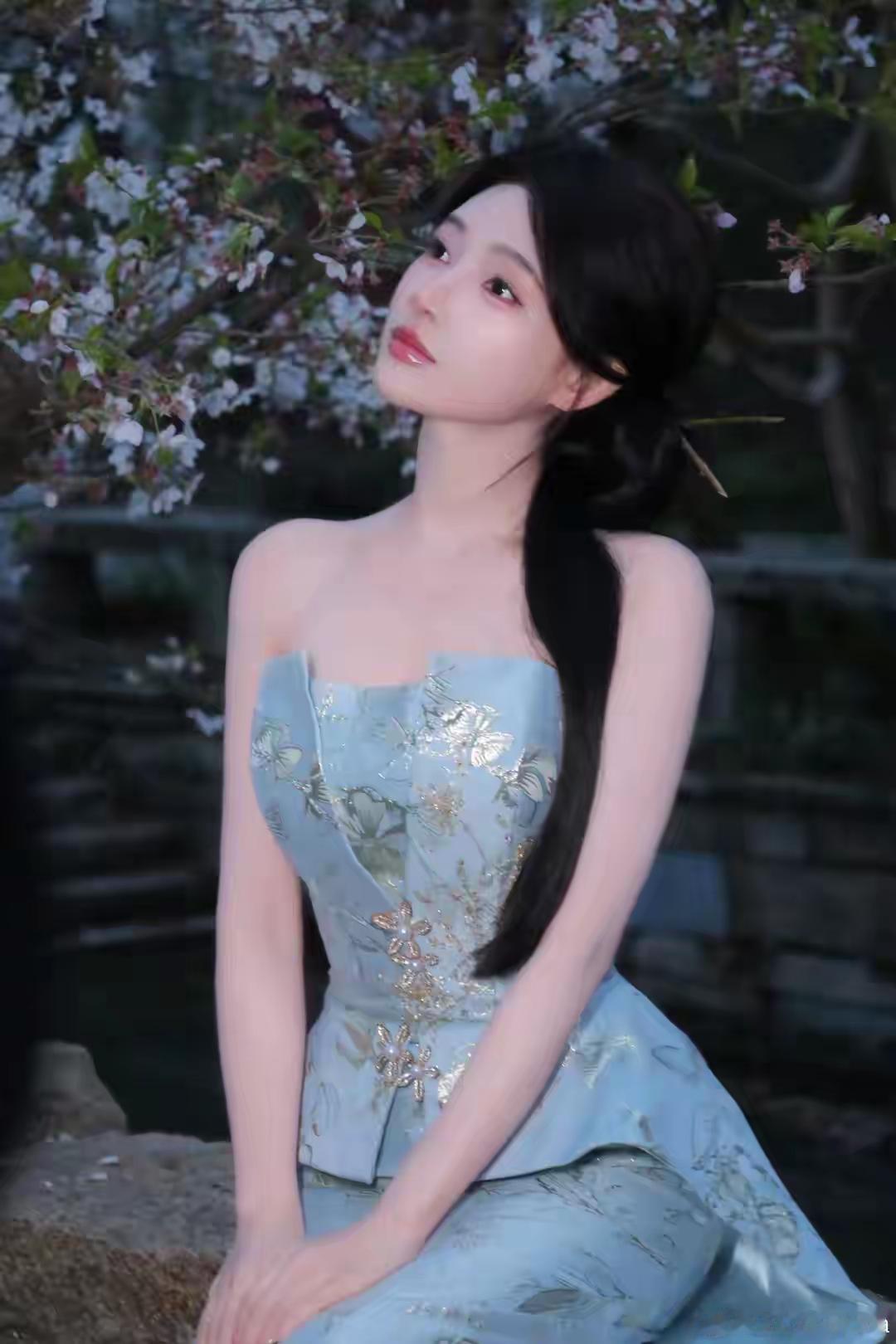 一个穿蓝裙子的姑娘坐在花前。不抽烟不喝酒就是好男人吗？