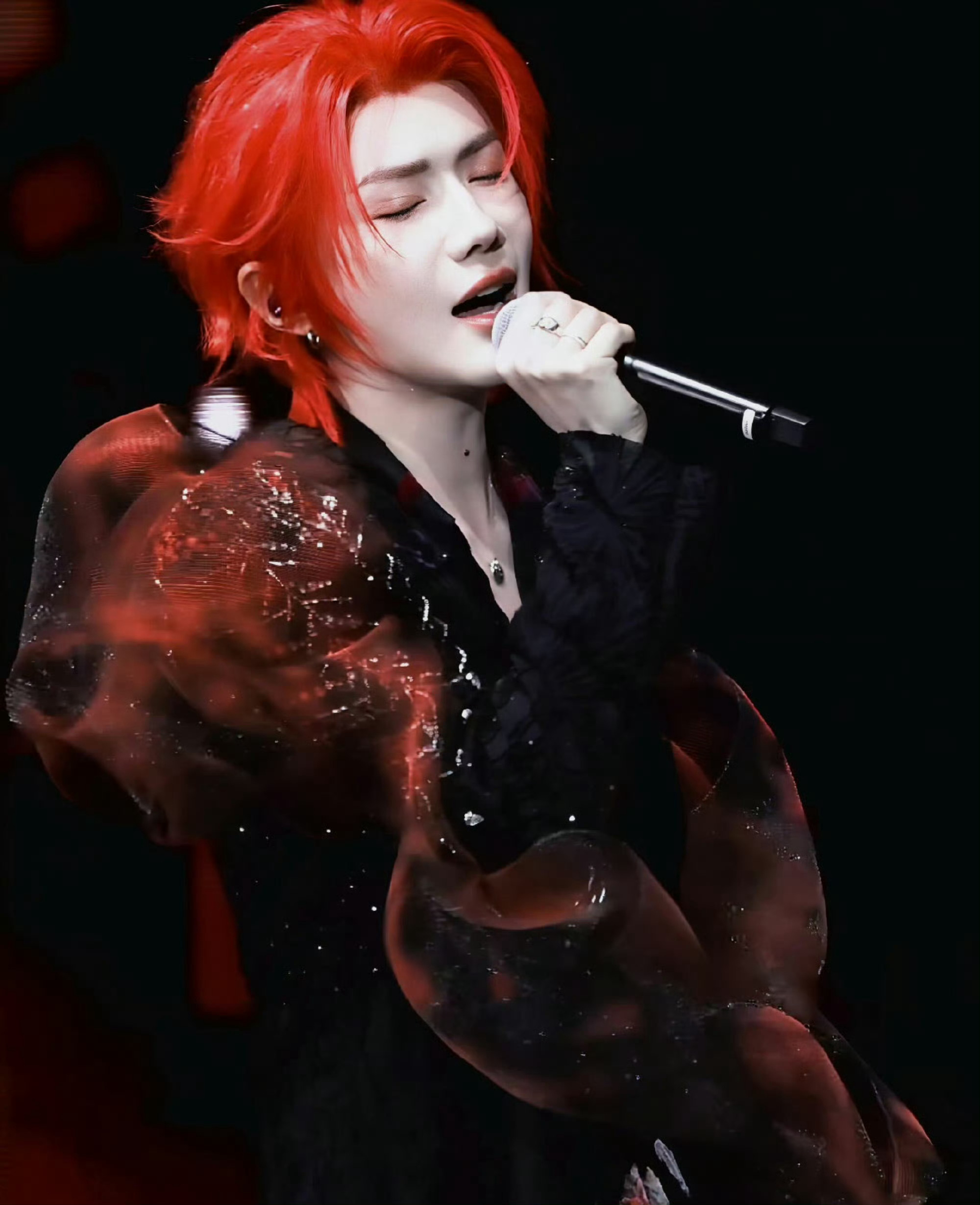 郝熠然红发露背装没有不尖叫的义务！郝熠然澳门演唱会的红发露背造型好帅！好有辨识度