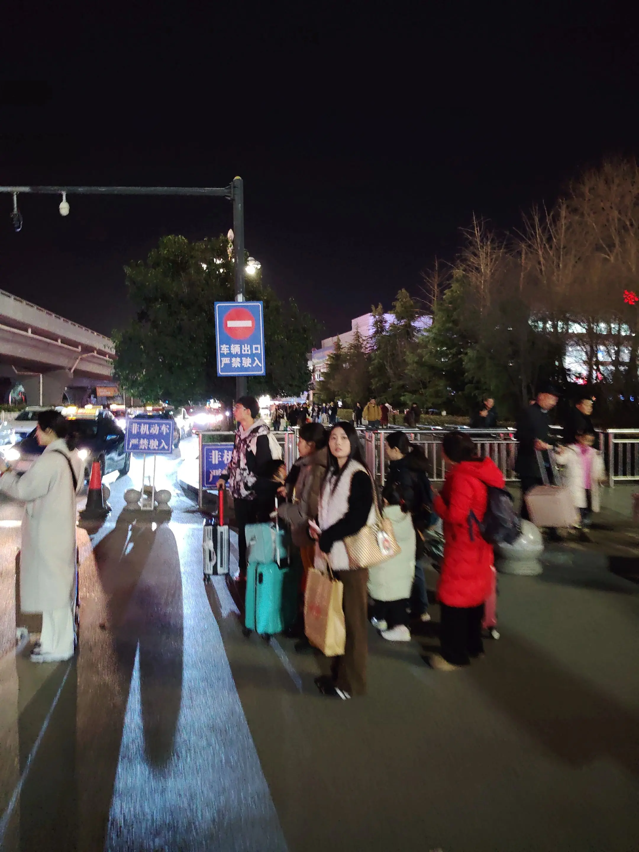 高铁车站归家忙。     归家的人们与接站的人群！期待与相聚！