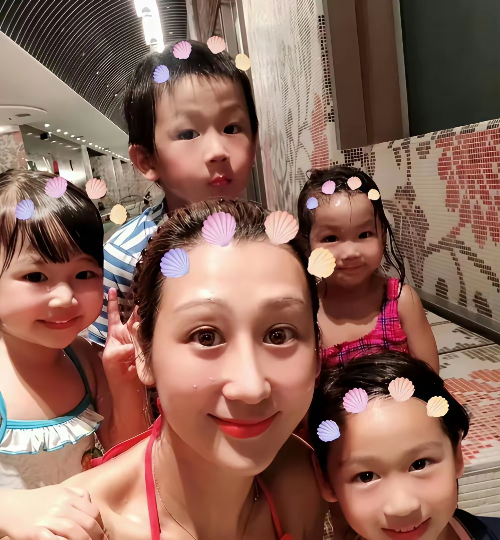 蒋丽莎5年4胎从来不坐月子，蔡少芬50岁3胎，她俩都把老公熬成了爹！自己依然青春
