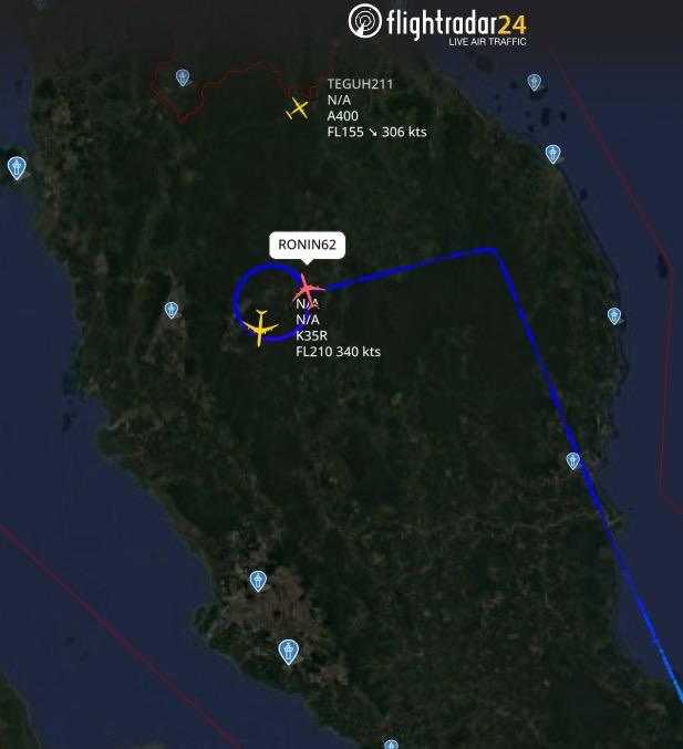 特朗普吉隆坡参会，美军机上空护航。

吉隆坡东盟峰会期间，特朗普总统与东盟及多国