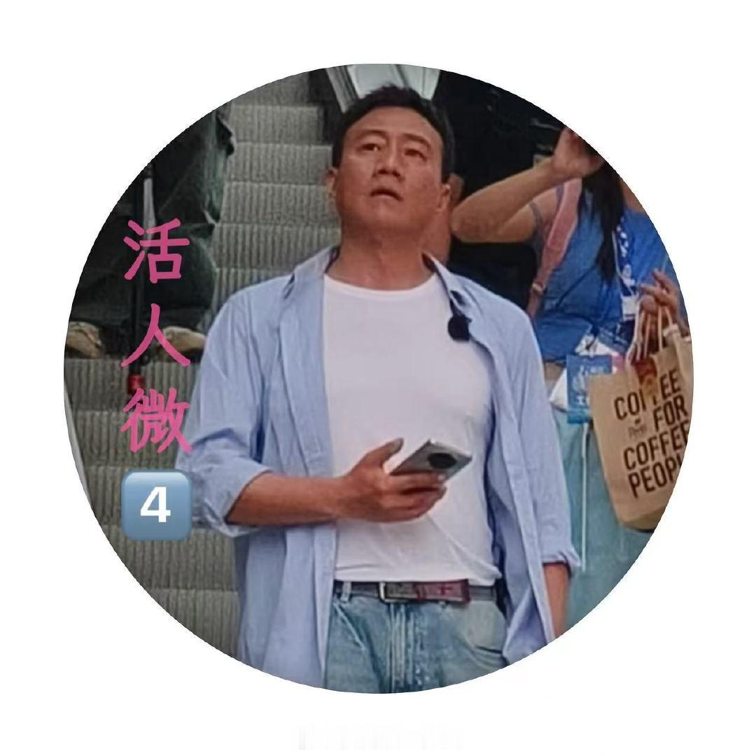 胡军李乃文50岁当艺人助理 全新体验解锁！胡军与李乃文化身艺人助理现身无锡，陪伴