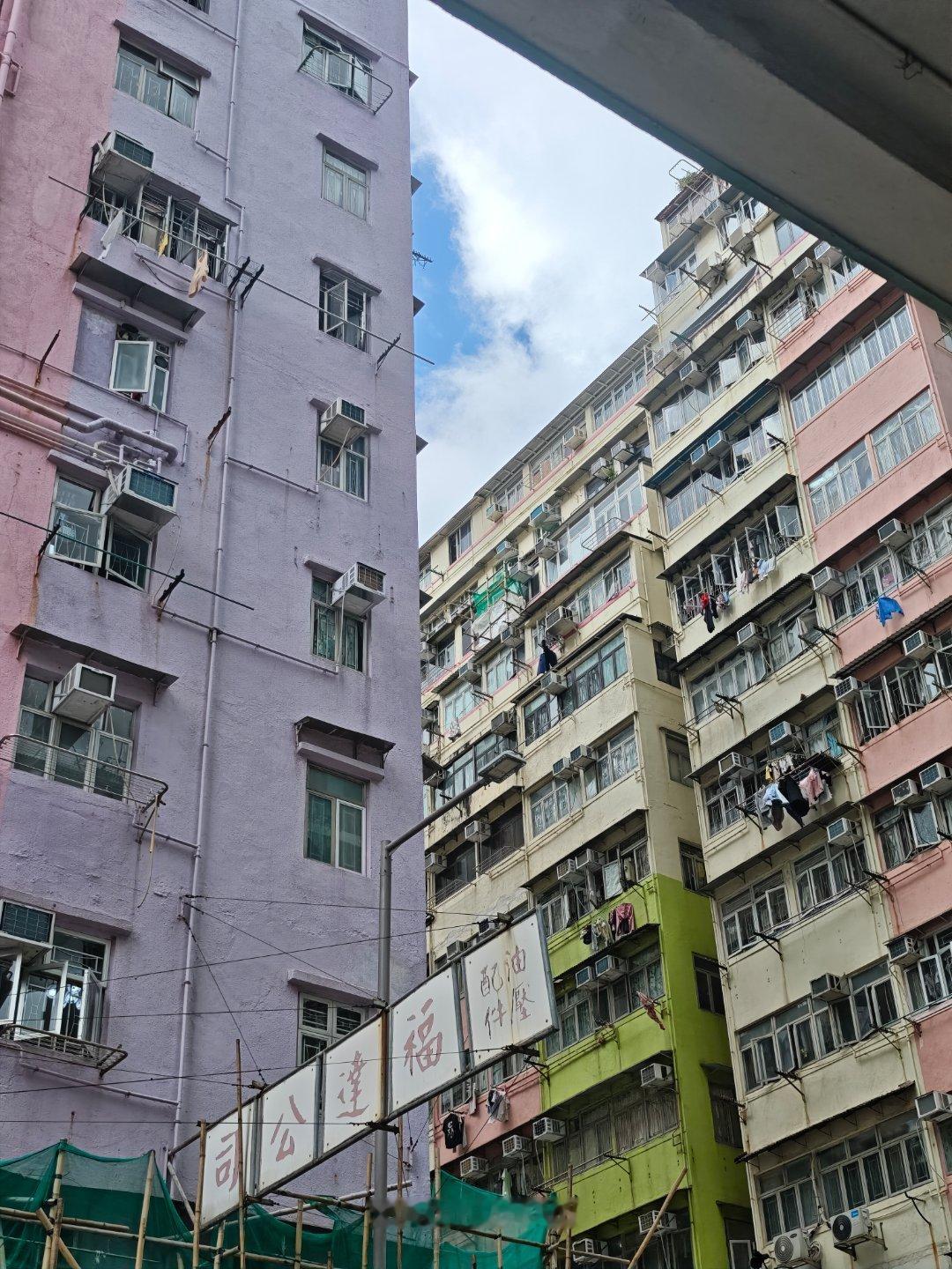 台风暴雨在路上了是的，香港已经挂起台风讯号了昨天晚上刚来出差，今天就可以打道回府
