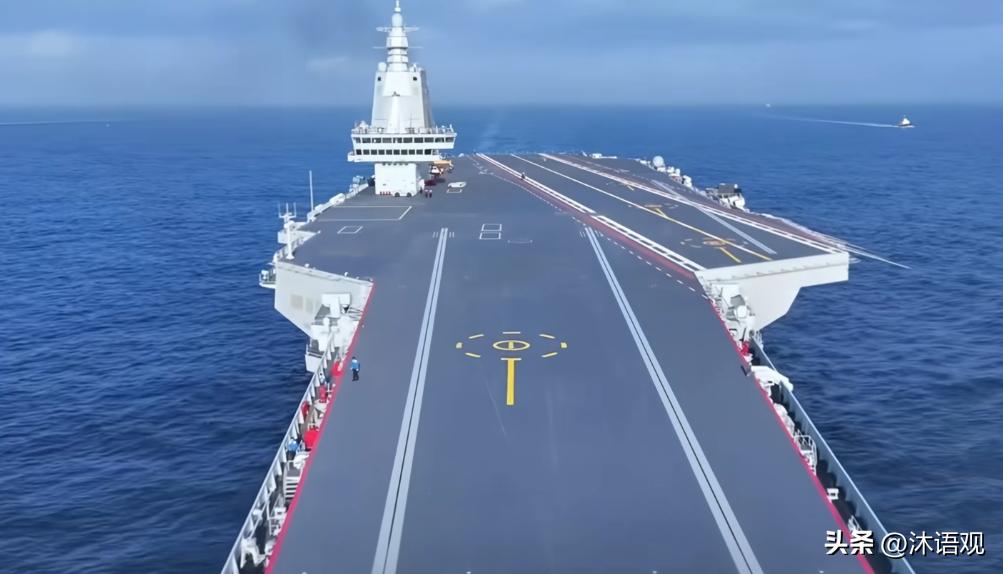 曾经我国海军长期被困近海，关键海峡处处受限，远海话语权严重不足。而福建舰的问世，