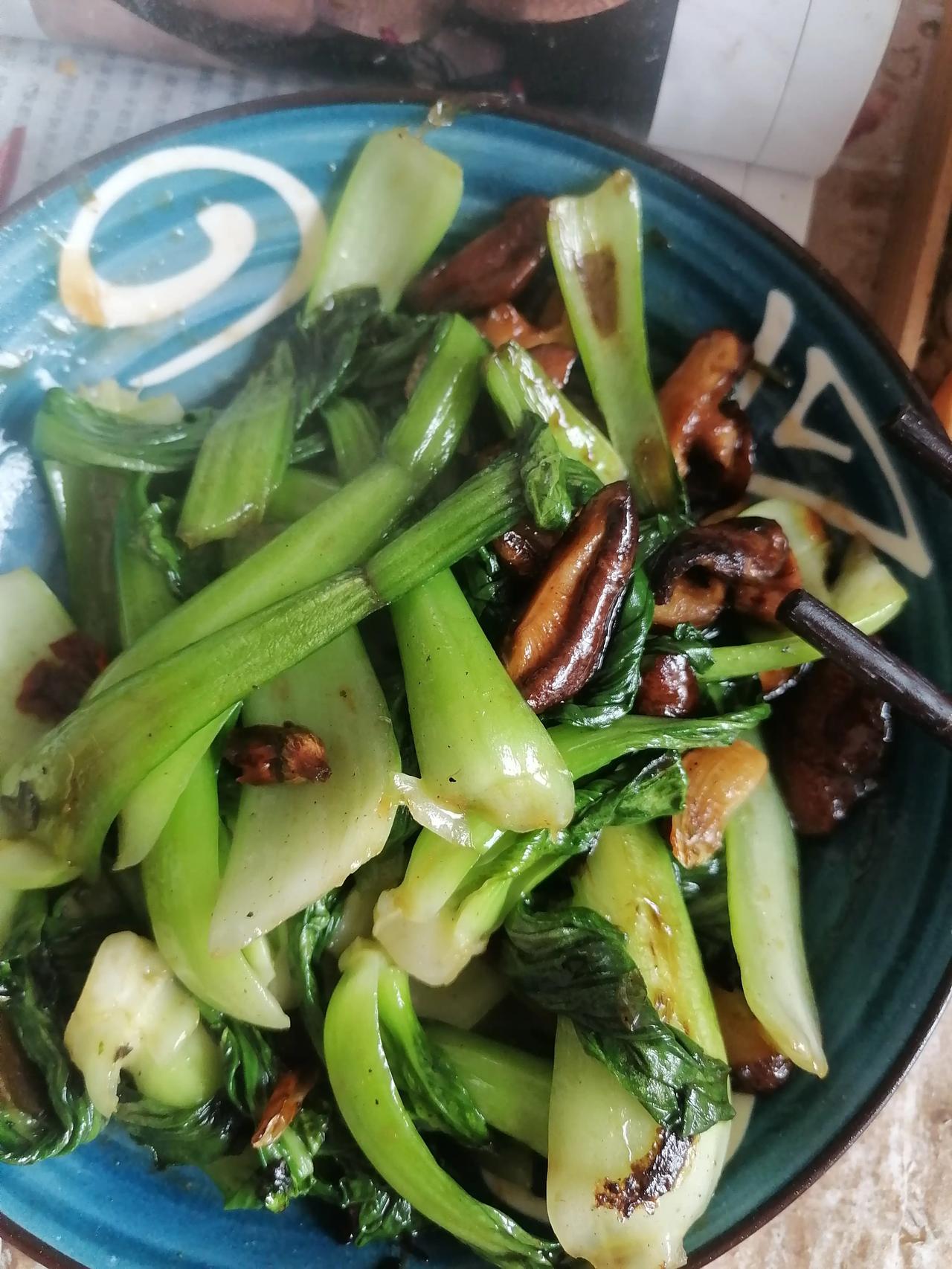 周末阴天小幸福
文ll珂芃·原创
周末晨起雨微微
天阴阴雨空气新
冰箱取出小油菜