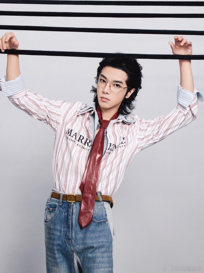 那英华晨宇这段我在西游记看过，华晨宇笔尖悬空眼神飘忽，活脱脱齐天大圣被抓包的经典