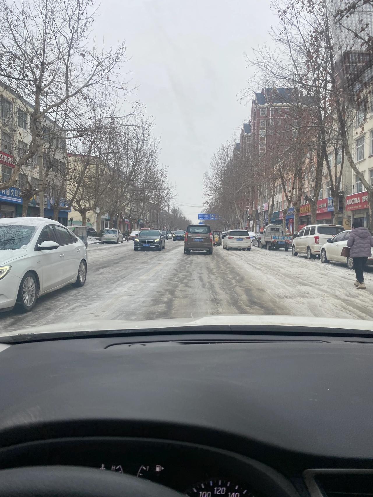 我和现在的老公是二婚，他没孩子我带了一个女孩，我是开店的，他是在工厂打工的。我刚