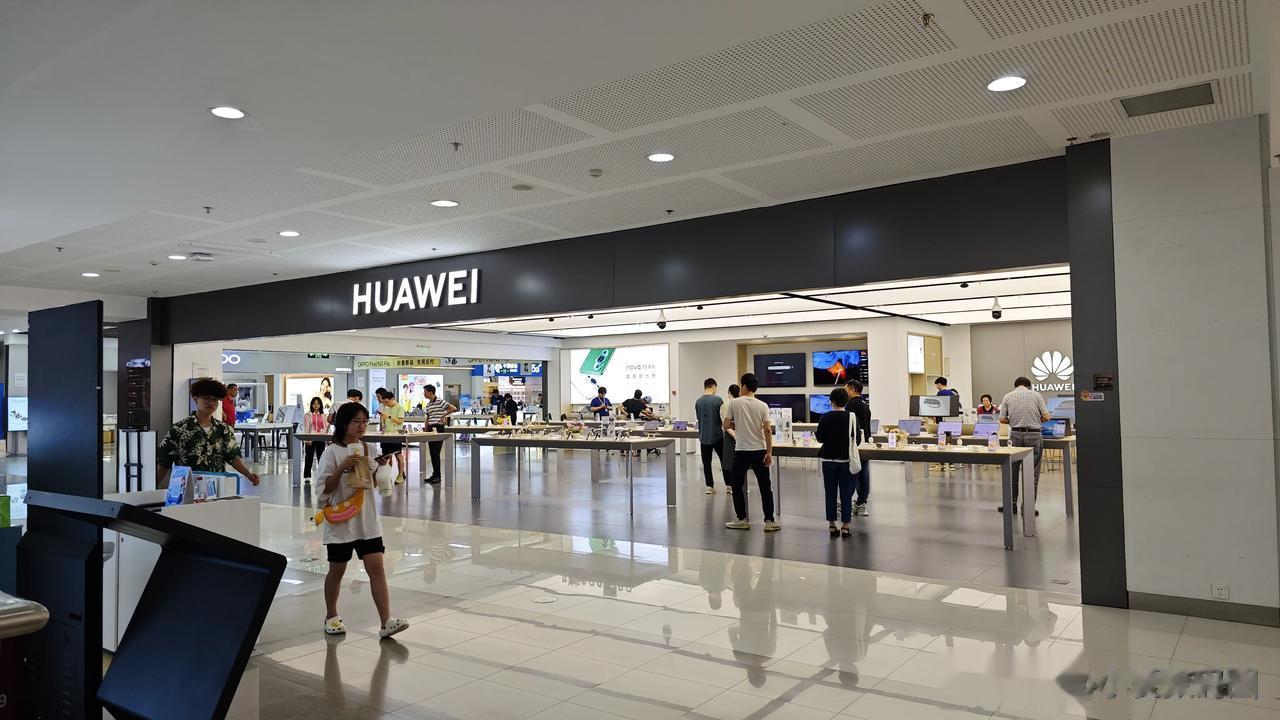 来商场体验华为mate60Pro，说说在意的点:
1、屏幕是很微的曲面屏，边框黑