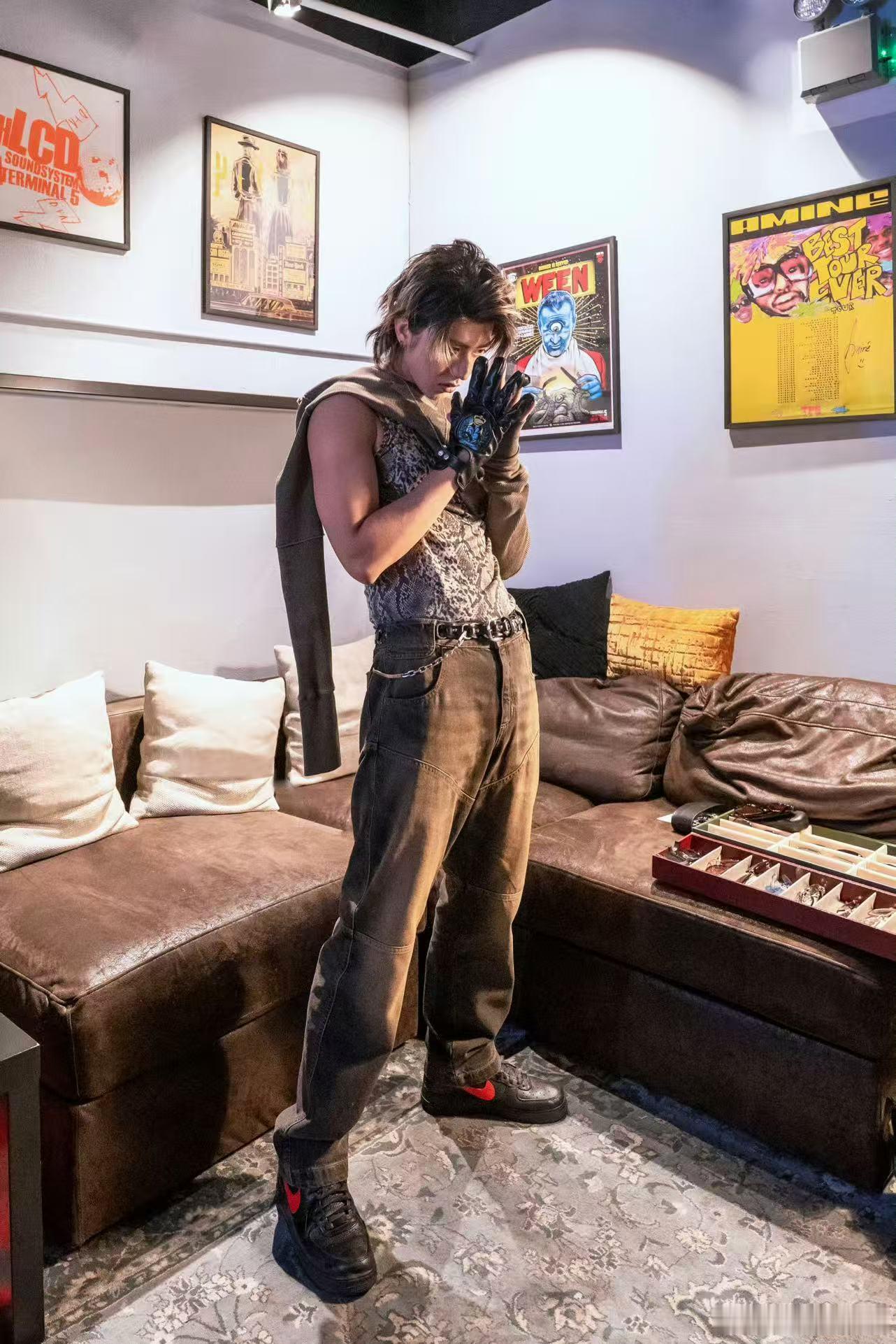 谁教蔡徐坤这样穿衣服的纽约巡演这造型简直鲨疯！上衣半露不露太会拿捏，肌肉线条流畅