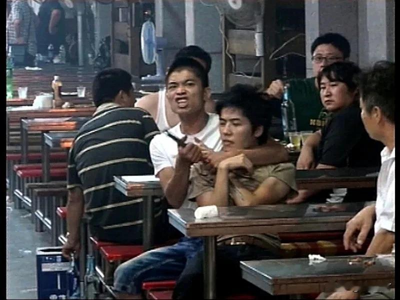 小伙尝试“炮崩鸡”被崩倒在地 小伙尝试“炮崩鸡”被崩倒在地，光是想象这场景，就足