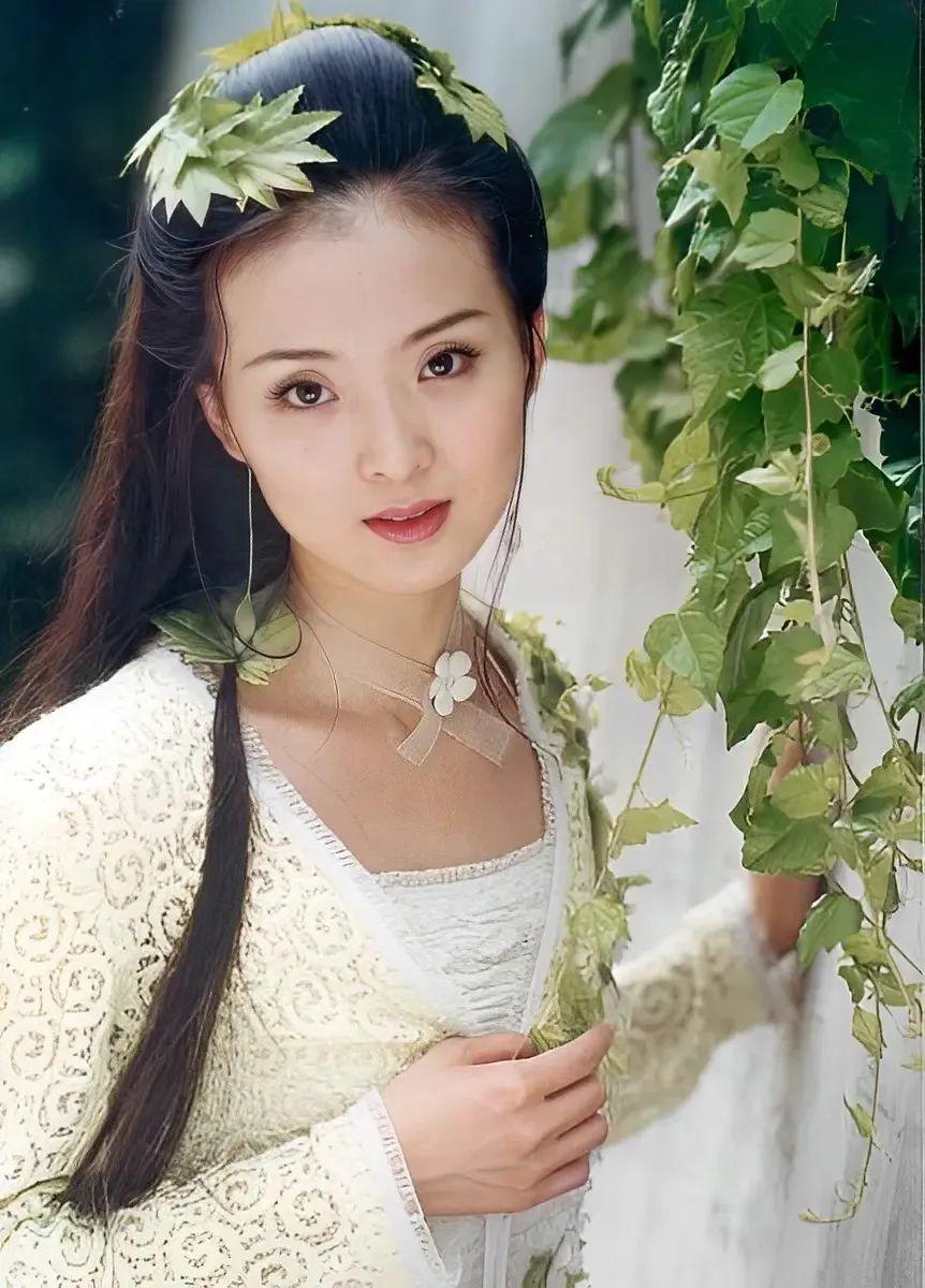 这才是古装剧里的白月光美人！
 
家人们谁懂啊！刷到王艳的古装造型合集，直接梦回