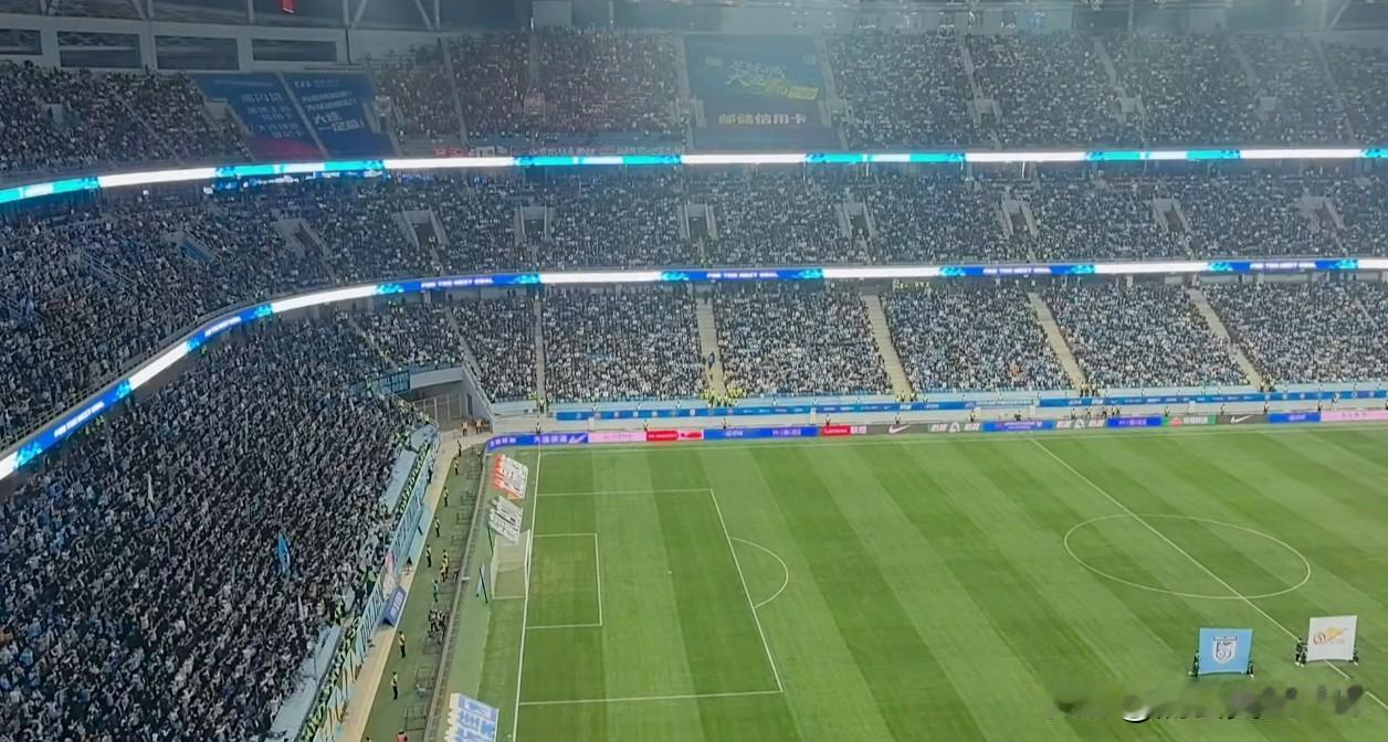 今晚的梭鱼湾足球场，大连英博VS河南，比赛已经三十分钟了，场上比分0:0

看中