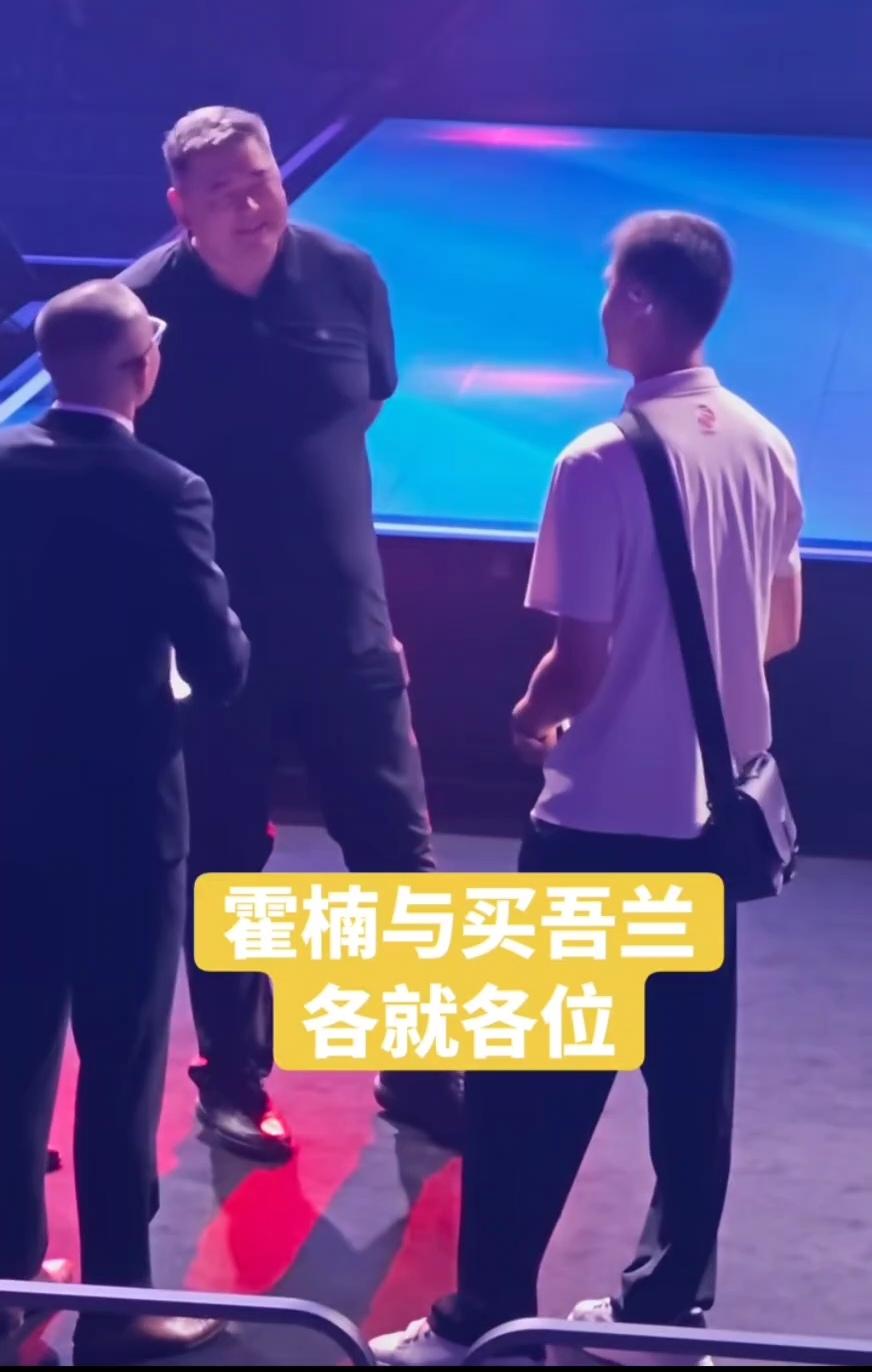 我怎么感觉这买吾兰先生，天生气场强大，挺着个大肚子，背着手，天生就是一副当大官的