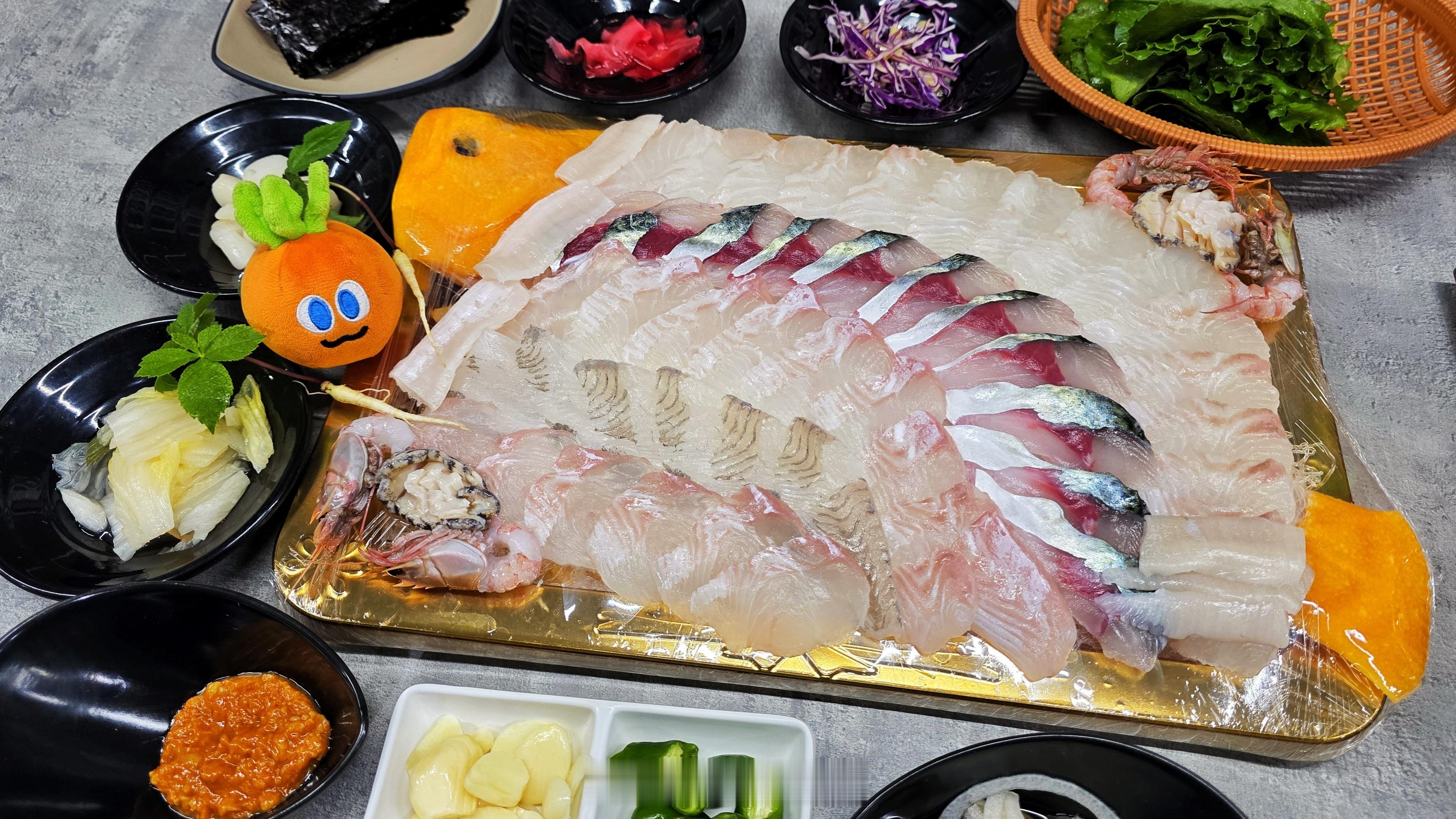 济州岛独有的黄金比目鱼，正经不错，还给两根儿参 韩国·함덕해수욕장 (Hamde