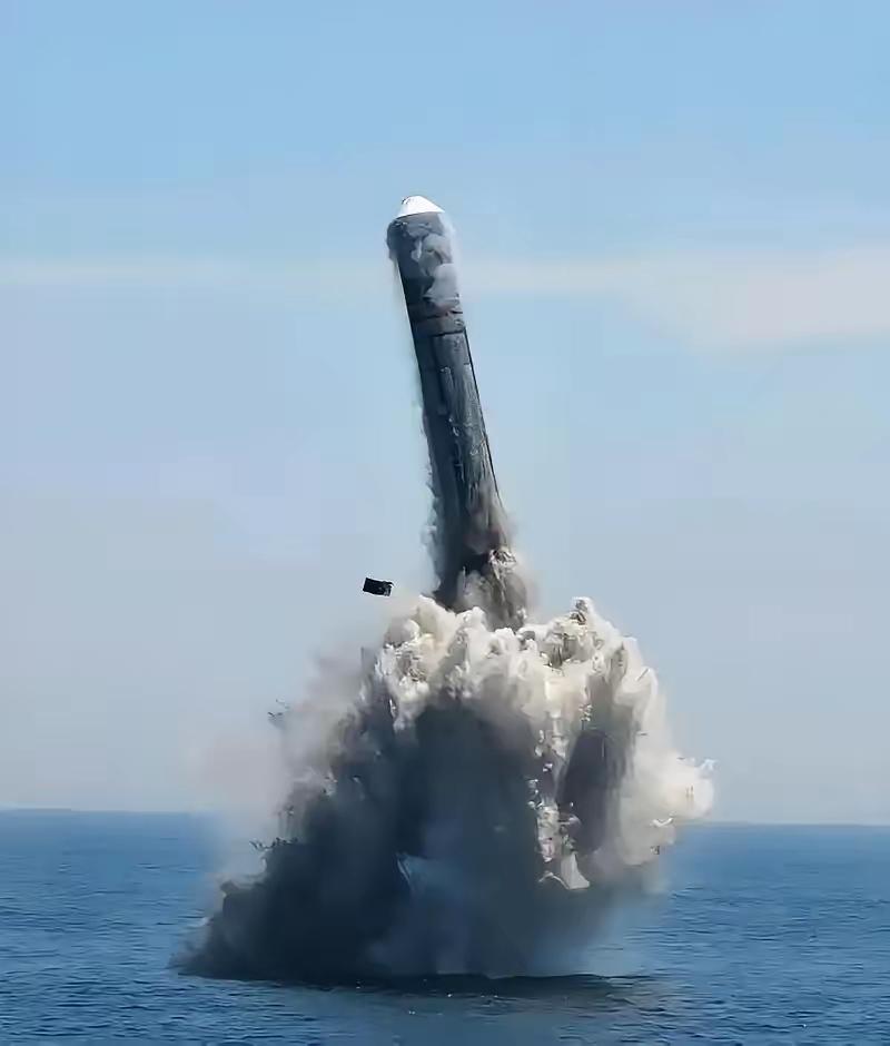 巨浪深海亮剑，澳洲急跳脚！自家安分不好，非要找存在感
 
中国巨浪潜射洲际导弹顺
