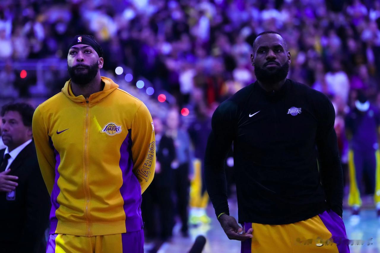 湖人给克莱汤普森开出了均价在2000左右一年的报价，想用拉塞尔以先签后换的方式交