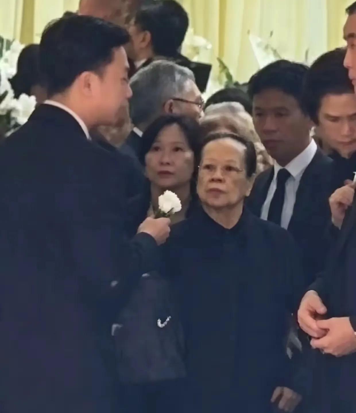董建华葬礼，他九十岁高龄的妻子也来了！两人相依相伴六十五年，育有三个子女。董夫人