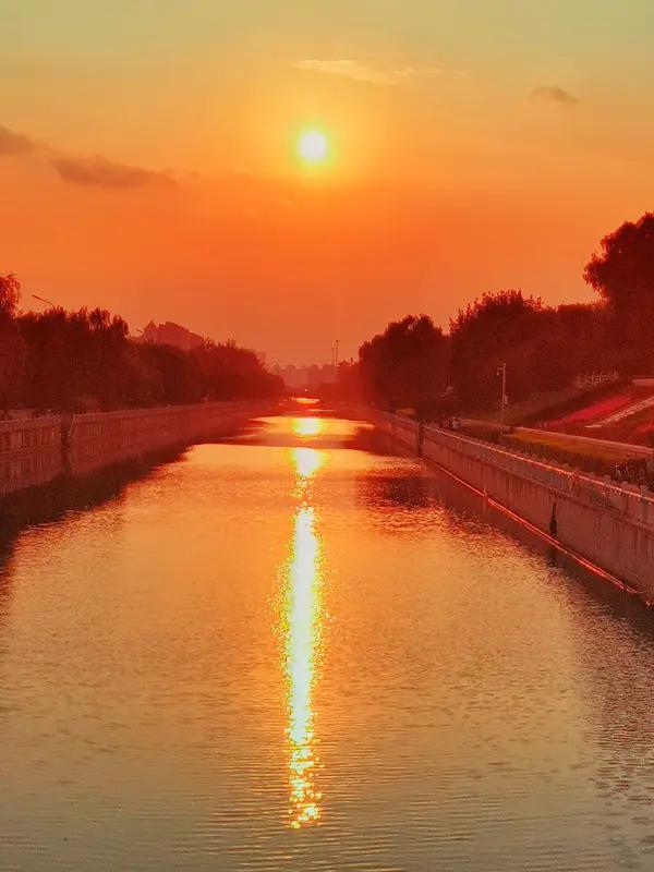 上联：千山迎旭日，诚邀下联万水纳朝阳