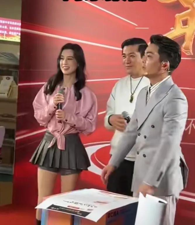 黄圣依和杨子也不是缺钱的人，他们不为自己的公司做宣传，天天直播带别人的货，宣传别