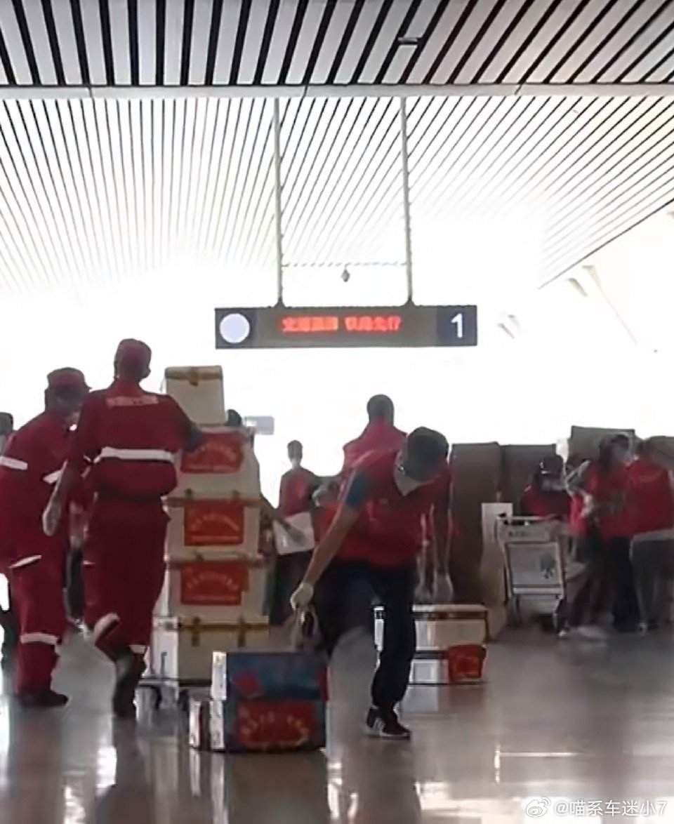 最近巴奴又捐100万帮听障儿童，这事儿人家都干13年了，默默帮了1000多个家庭