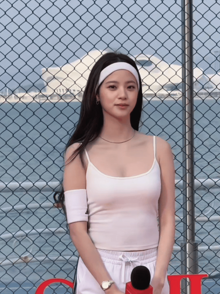 欧阳娜娜这身材太好了吧！而且整个人看起来非常有青春感，充满了活力！她应该是她们家