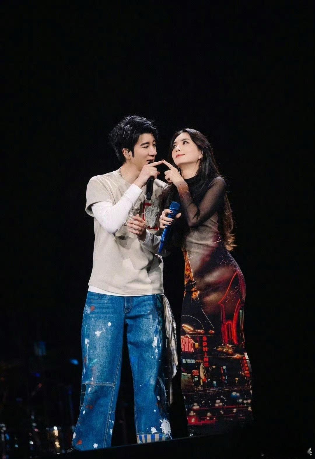 王力宏Ella开口是真superstar哇偶哇偶！！！他们两个在演唱会上合作了！