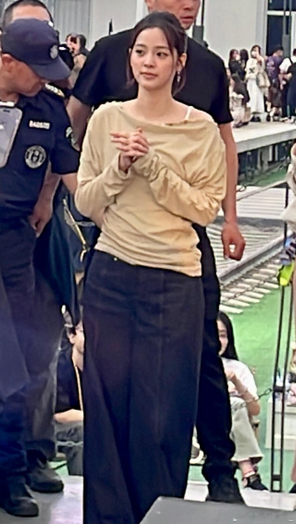 娜娜，欧阳的！今天穿搭不错啊小鹏MONA发布会太会玩了欧阳娜娜欧阳娜娜[超话] 