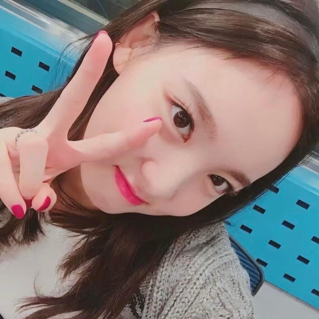 女孩子们回到那个果汁妆容 原生感美瞳 咬唇妆小烟熏时期吧🫳🤲回到果汁妆容时代