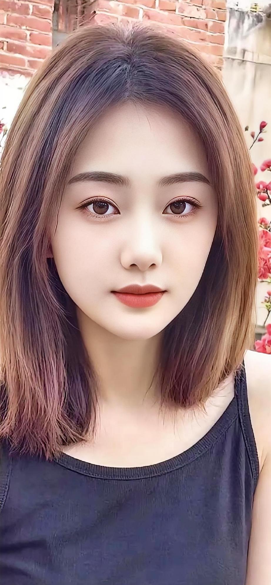 《砖墙旁的齐肩风月》

红砖墙晕着旧时光的暖，

旁侧花枝轻探，添几抹明艳。
