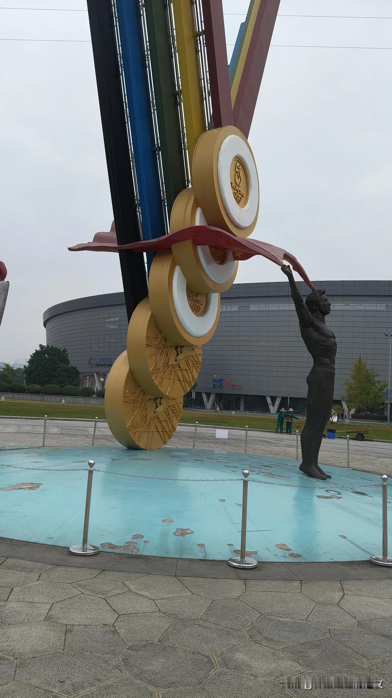 市奥体中心建馆的宗旨是什么？场馆建好都这么多年了，平时几乎一直大门紧闭，场内地面