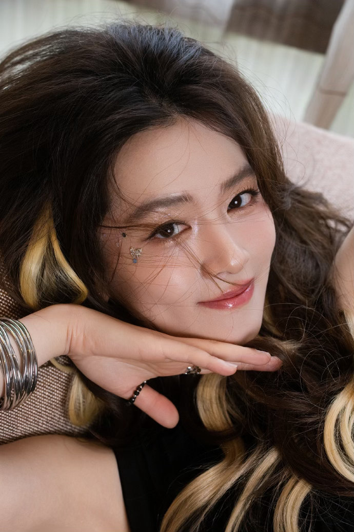 陈昊宇泡泡岛舞台陈昊宇也是在家门口唱上了 暗黑长裙配甜妹脸，陈昊宇这套造型确实让