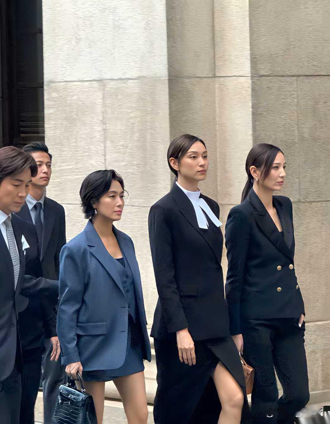 一边是西装加身、气场全开的精英对决
一边是星光璀璨、跨越时代的影人相聚
顶级氛围