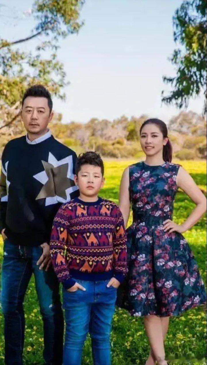 郭涛一家四口拍婚纱照《爸爸去哪儿》里那个吃鸡蛋噎哭的小胖墩，一转眼穿上西装抄起4