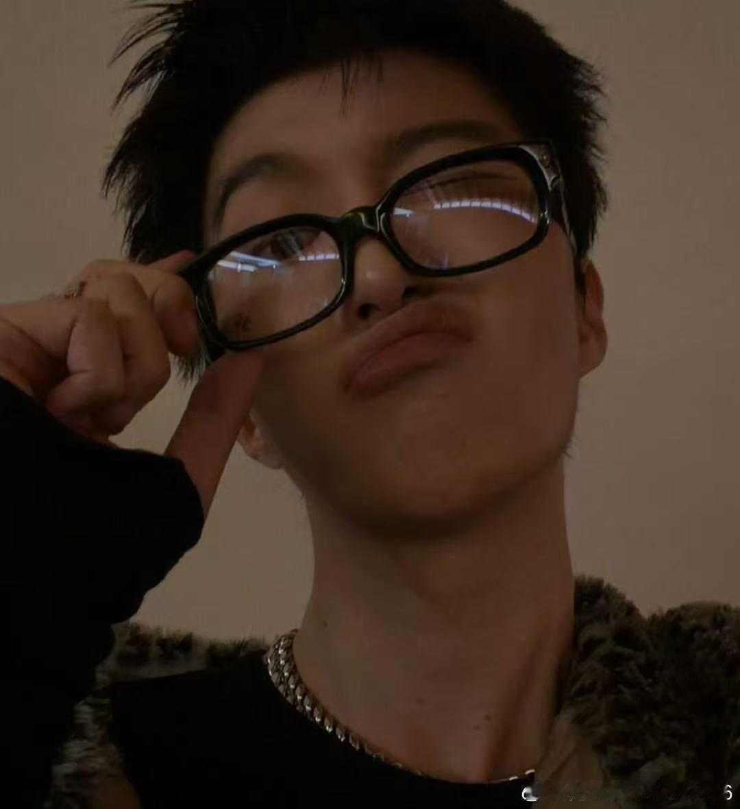 范丞丞撅嘴自拍范丞丞搞怪自拍 范丞丞分享三张自拍，揪耳朵皱眉撅嘴，搞怪又可爱