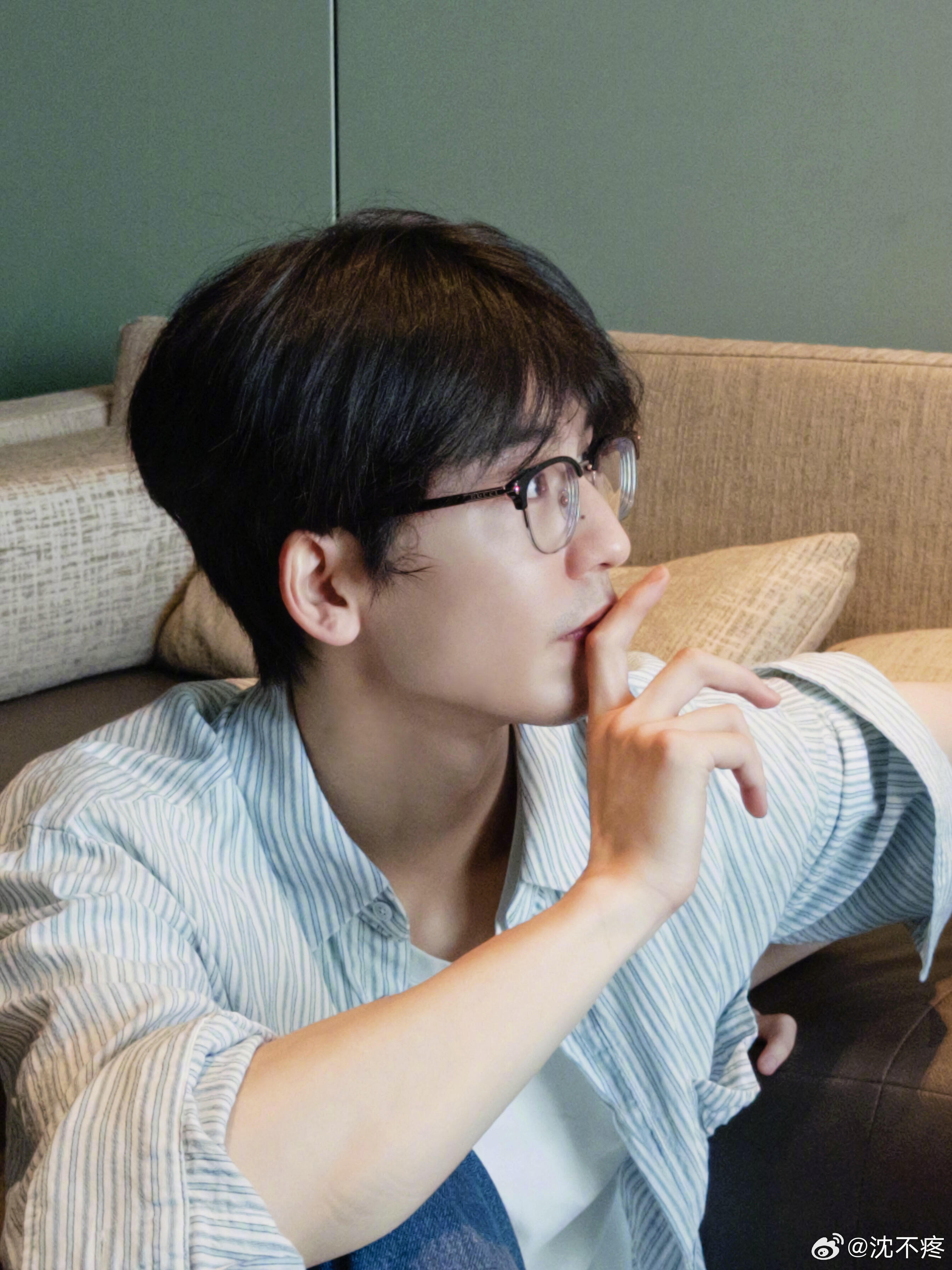 张凌赫素颜戴眼镜这几张真的，你的理工男学长上线了 ​​​