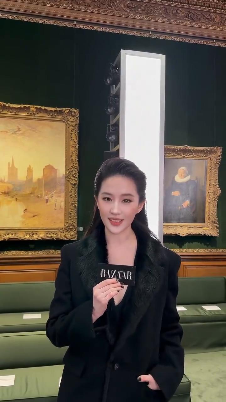 LVCruise27时装纽豹直击刘亦菲与BAZAAR香港读者问好。
hello，