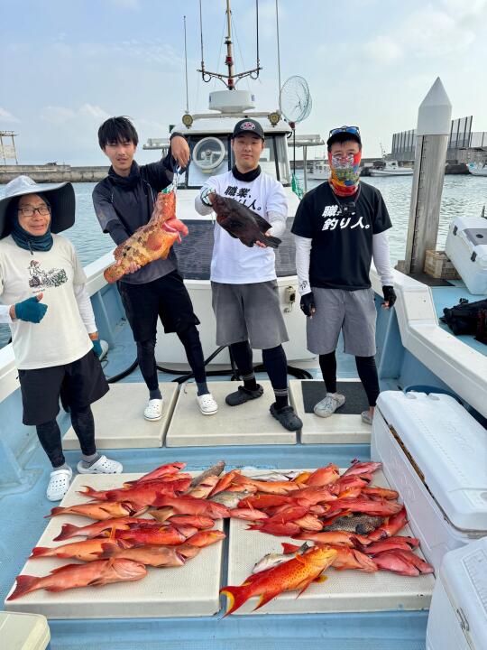 冲绳解锁罕见的黑瓜子石斑