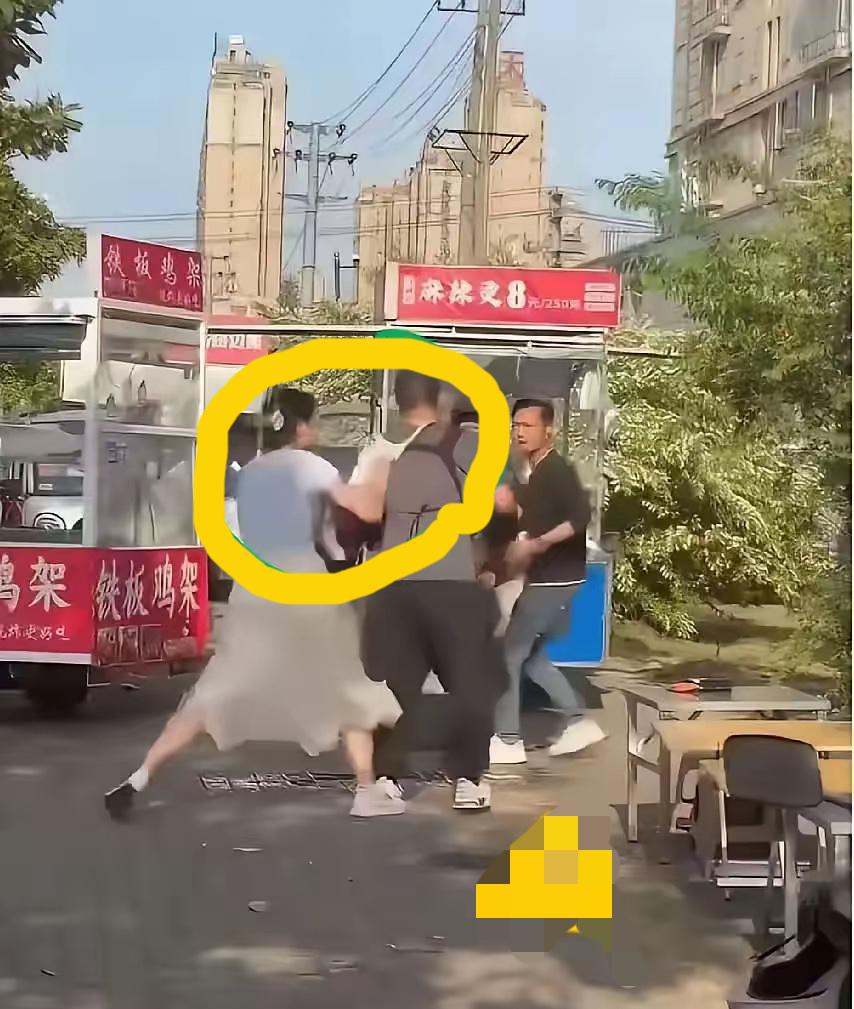 裤衩套上男人头，
实在想不出理由。
光天化日不觉耻，
她的家人多发愁。
因为小事