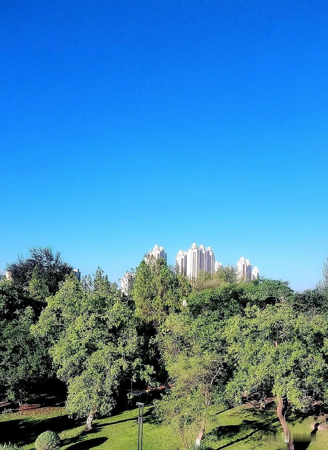 镜头记录生活  大同蓝（首发原创）
感受自然感受大同蓝  
这是一个秋高气爽的秋